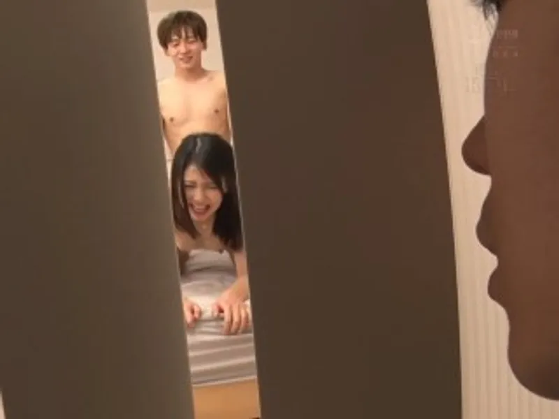 Thanh niên đang lén lút với chị nhà sát bên thì anh ông chồng về...