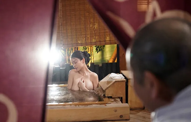 Vợ sắp cưới của con trai bị bố gã chồng nhìn trộm khi đang tắm rồi làm tình đến mang thai